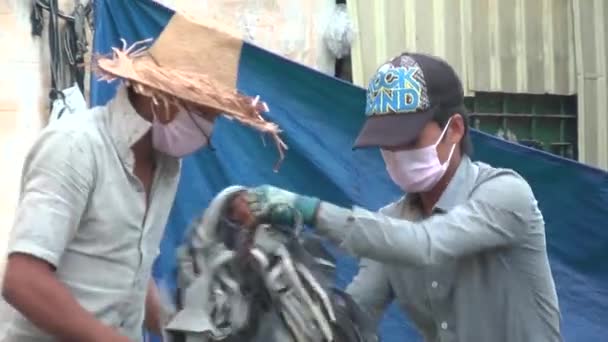 Phnom Penh, Kamboçya - 12 Eylül 2012: Asya konfeksiyon Sanayi Fabrikası: Ext. Pan arasında ahşap kazık — Stok video