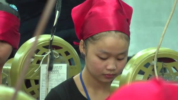 Phnom Penh, Cambodja--12 September 2012: Aziatische kledingstuk industrie fabriek: Tele werkneemster op Machine — Stockvideo