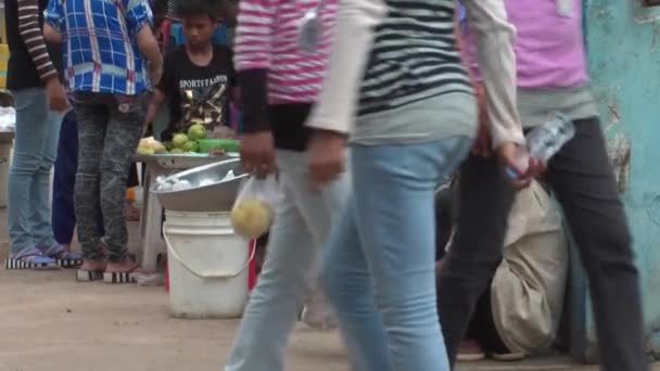 Phnom Penh, Cambodja-14 september 2012: textiel kleding fabrieksarbeiders: Beggar bij Garment Factory Gate — Stockvideo