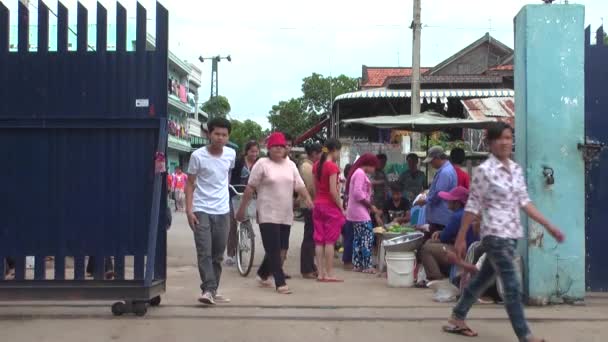 PHNOM PENH, CAMBODIA-SEPTIEMBRE 14, 2012: Trabajadores textiles de la fábrica de prendas de vestir: los trabajadores de WS regresan a la fábrica después del almuerzo — Vídeos de Stock