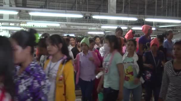 Phnom Penh, Kambodja-September 14, 2012:Textile kledingstuk fabrieksarbeiders: Ws menigte van werknemers verlaten voor de lunch #1 — Stockvideo