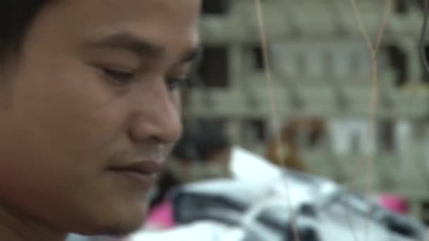 PHNOM PENH, CAMBODIA-SETTEMBRE 14, 2012: Lavoratori di abbigliamento tessile: Tele CU di lavoratori di abbigliamento maschile in fabbrica — Video Stock