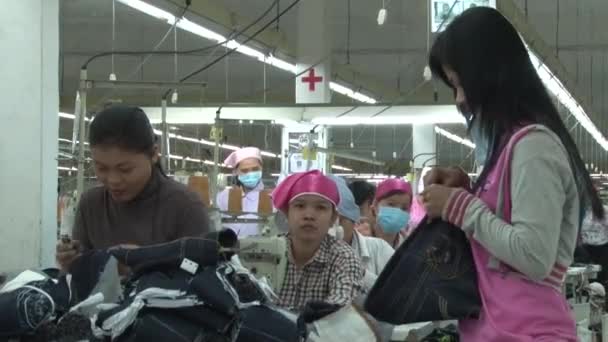 PHNOM PENH,CAMBODIA-SEPTEMBER 14, 2012:Textile Garment Factory Workers: 3 Shot of Female Workers in Garment Factory — Stock Video