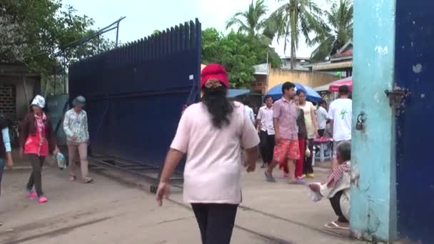 PHNOM PENH, CAMBODIA-SEPTEMBER 14, 2012: Textile Cloment Factory Workers: workers head out main gate for lunch — стоковое видео