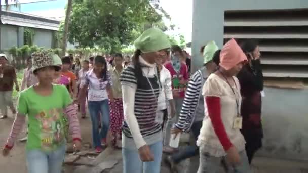 PHNOM PENH, CAMBODIA-SETTEMBRE 13, 2012: Fabbrica di abbigliamento tessile: folla di lavoratori fuori fabbrica diretti a pranzo — Video Stock