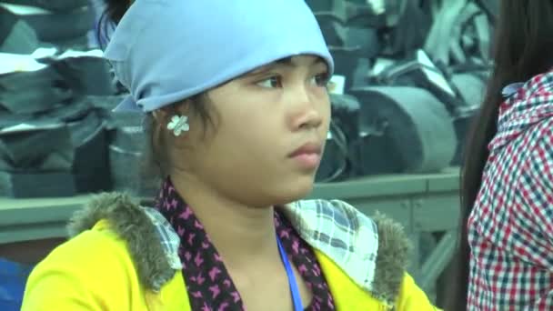 Phnom Penh, Kambodja-september 13, 2012: klädfabrik: närbild arbetare slips tyg buntar — Stockvideo