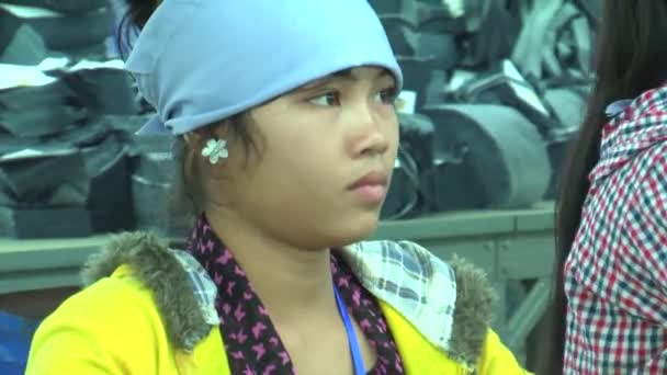 Phnom Penh,Kamboçya-13 Eylül 2012:Konfeksiyon Fabrikası: Yakın işçiler kumaş demetleri kravat — Stok video