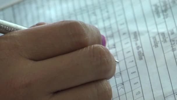 PHNOM PENH,CAMBODIA-SEPTEMBER 13, 2012:Textile Garment Factory: Supervisor writes on clipboard — Stock Video