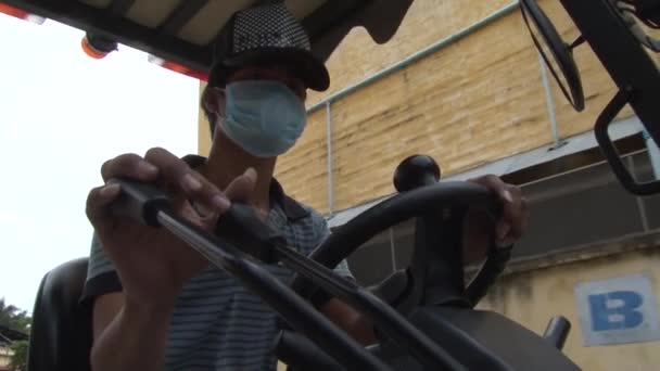 PHNOM PENH,CAMBODIA-SEPTEMBER 13, 2012:Asian Garment Industry Factory: Low Angle of Fork Lift Driver Operating Forklift — Stock Video