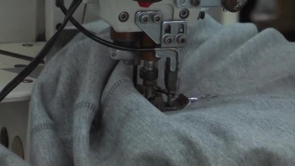 Phnom Penh, Kambodja-september 13, 2012: textil plagg fabriksarbetare: cu Worker hand push tyg i symaskin — Stockvideo