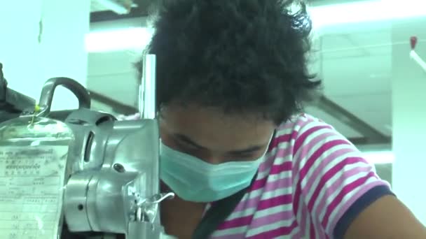 Phnom Penh,Kamboçya-12 Eylül 2012:Konfeksiyon Fabrikası: Elektrikli testereile işçi — Stok video