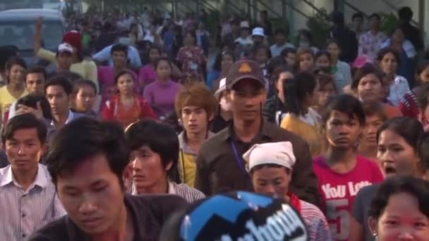 PHNOM PENH,CAMBODIA-SEPTEMBER 14, 2012:โรงงานอุตสาหกรรมเสื้อผ้าเอเชีย:ฝูงคนงานออกจากจุดสิ้นสุดของวัน — วีดีโอสต็อก