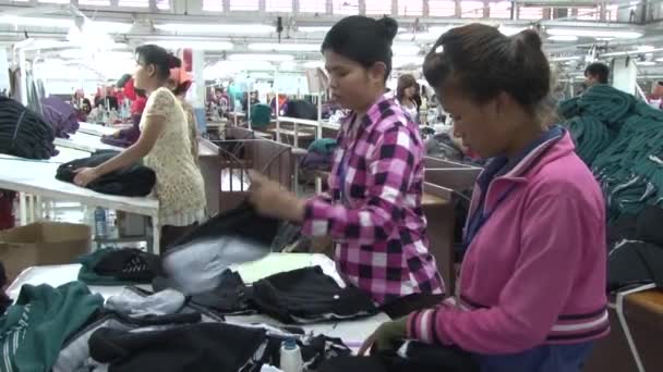 Phnom Penh,Kamboçya-13 Eylül 2012:Tekstil Konfeksiyon Fabrikası: Bitmiş giysileri ayıklayan işçilerin Bayan — Stok video