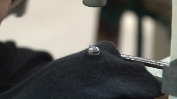 Travailleurs de l'industrie du vêtement : Machine d'estampage de bouton CU en fonctionnement 