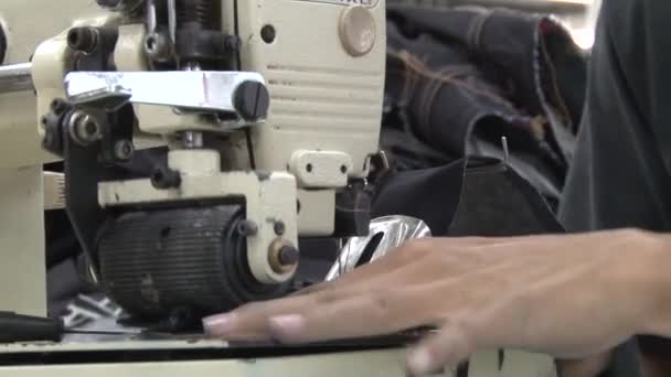 PHNOM PENH, CAMBODIA-SETEMBRO 12, 2012: Fábrica de Vestuário Têxtil Trabalhadores: ECU jeans máquina de costura, preparar e costurar — Vídeo de Stock
