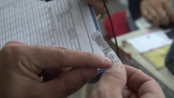 Kledingstuk textielfabriek: Close-up toezichthouder houden barcode — Stockvideo