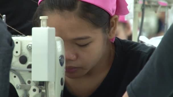 Fábrica asiática de la industria de la ropa: Tele CU costura del trabajador femenino — Vídeos de Stock