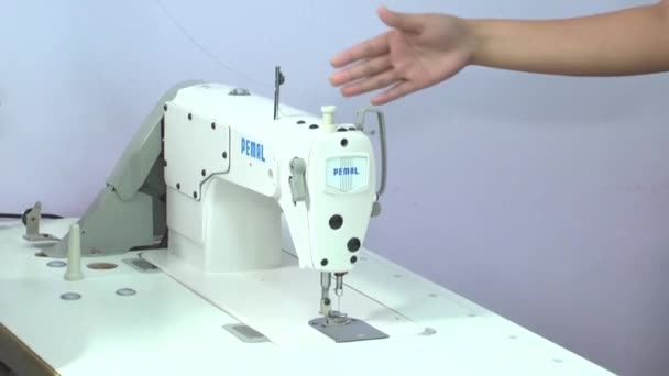 Fábrica de prendas de vestir: Gestos femeninos en la máquina de coser con zoom lento — Vídeos de Stock