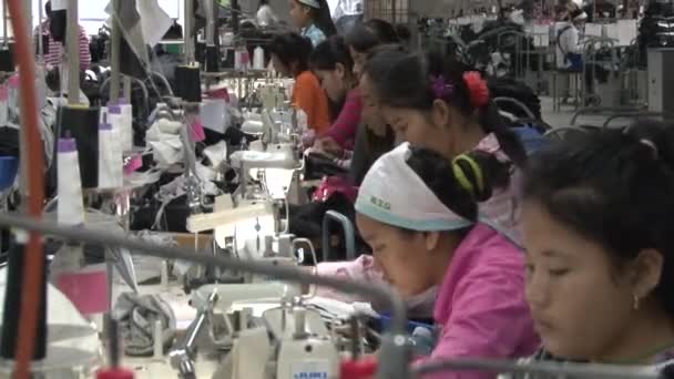 Kledingfabriek werknemers: opvallende Telephoto zicht op de lijn van de werknemers in Azië — Stockvideo