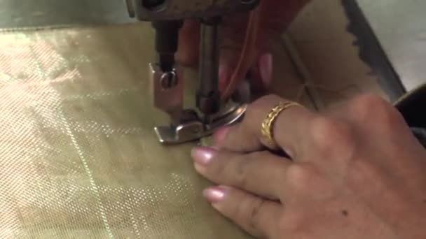 Textile Garment Factory Workers: Las manos femeninas de CU cosen una pieza en la máquina — Vídeos de Stock