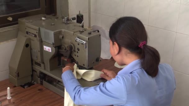 Textile Garment Factory Workers: Sobre el trabajador del hombro en la máquina de coser pesada — Vídeo de stock