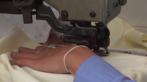 Рабочие текстильной фабрики: Тяжелая головка швейной машины ТС в действии — стоковое видео