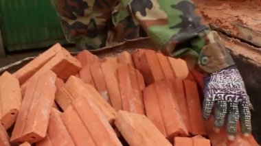 Boşaltma ve yığma tuğla Tamamlanıyor işçilerin orta atış