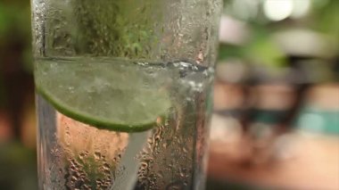 Cu yavaş hareket serin Buzlu tonik, bir glassat tropikal ayar içine döktü