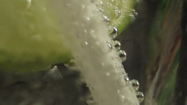 Ultra makro Ecu bubblor samlas på ett vitt strå i ett glas cool kolsyrade tonic — Stockvideo