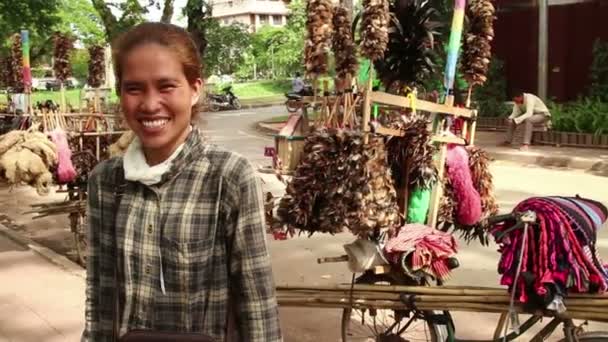 SIEAM REAP, CAMBODIA - DEZEMBRO 10, 2015: Média foto de uma vendedora de vassouras na Ásia com sua bicicleta — Vídeo de Stock