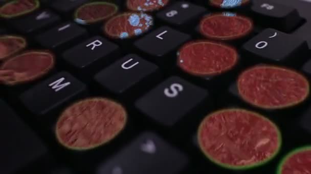 Clavier d'ordinateur Macro Dolly 'VIRUS' à angle bas avec fond de mouvement — Video