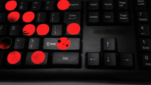 'VÍRUS' Dolly move o teclado do computador com fundo de movimento viral vermelho brilhante — Vídeo de Stock