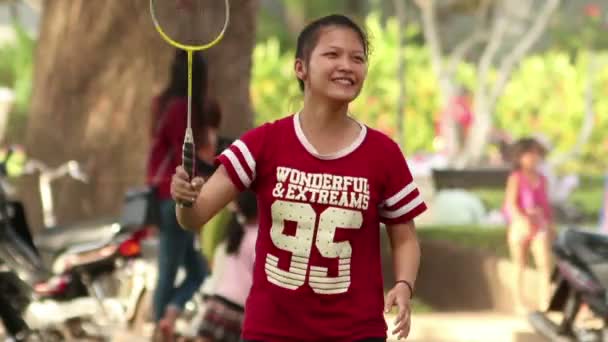 Siem Reap, Cambodja - 10 December 2015: Meisje Badminton spelen in een Park in Azië — Stockvideo