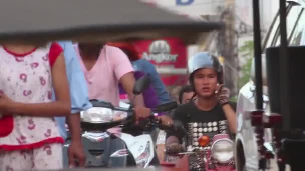 SIEM REAP, CAMBODIA - 10 ДЕКАБРЯ 2015: Мотоцикл, движение, автомобили и пешеходы подход в Азии — стоковое видео