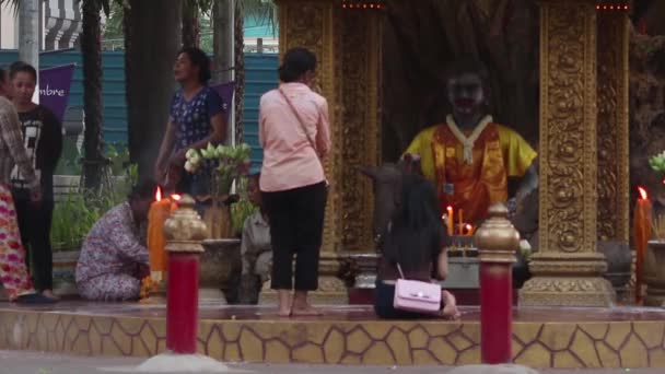 Siem Reap, Cambodja - 10 December 2015: Boeddhist hindoe heiligdom op een drukke Aziatische straat — Stockvideo