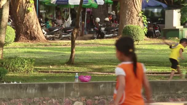 SIEM REAP, CAMBOYA - 10 DE DICIEMBRE DE 2015: Pareja de niñas asiáticas jugando y riéndose en un parque de Asia — Vídeos de Stock