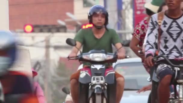 Siem Reap, Kamboçya - 10 Aralık 2015: Fotoğraf makinesi doğru orta shot başlık Asya'da yoğun trafik — Stok video