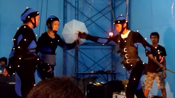 BANGKOK, THAILANDIA - 3 MAGGIO 2014: Inquadratura media di attori asiatici che indossano tute motion capture (mo-cap) e intraprendono acrobazie con cablaggi . — Video Stock