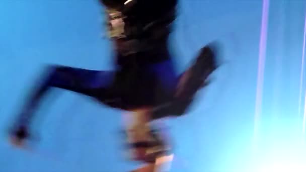 BANGKOK, TAILANDIA - 3 DE MAYO DE 2014: Un actor de acrobacias de captura de movimiento se lanza a un escenario sonoro en Asia . — Vídeos de Stock