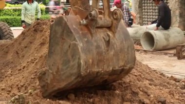 Siem Reap, Kamboçya - 23 Temmuz 2015: Cu kamyona kir kepçe hidrolik paletli kürek izleyin