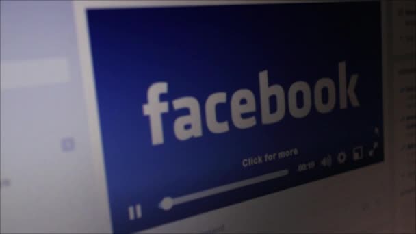 CINGAPORE - 15 DE DEZEMBRO DE 2015: macro-close médio de uma página do Facebook reproduzindo um clipe ilustrativo incorporado 'Facebook Video'; câmera, em seguida, dollies para a direita — Vídeo de Stock