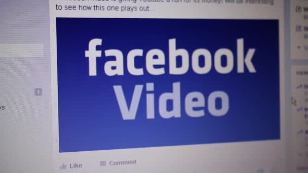 Singapur - 15 Aralık 2015: Bilgisayar monitöründe orta yakın kamera dolly 'Facebook Video' makro Cu — Stok video