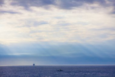 hualien limanı ve bulutlu gökyüzü 