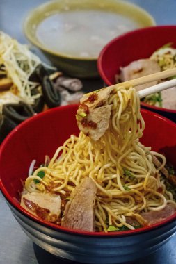 Lokantada lezzetli yemekler servis ediliyor.