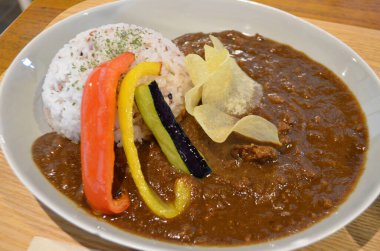 Lokantada lezzetli yemekler servis ediliyor.