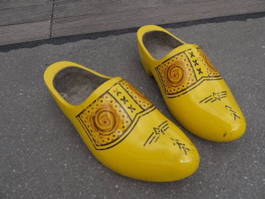 Yerde eski sarı deri ayakkabılar