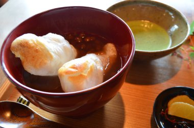 Lokantada lezzetli yemekler servis ediliyor.