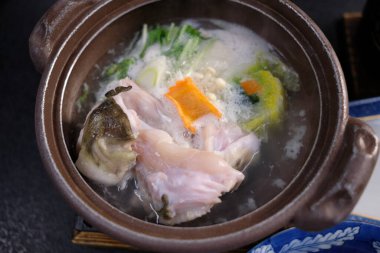 Lokantada lezzetli yemekler servis ediliyor.