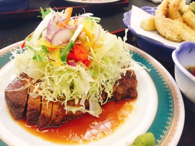 Lokantada lezzetli yemekler servis ediliyor.