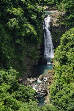 Tayvan 'da şelaleli dağ